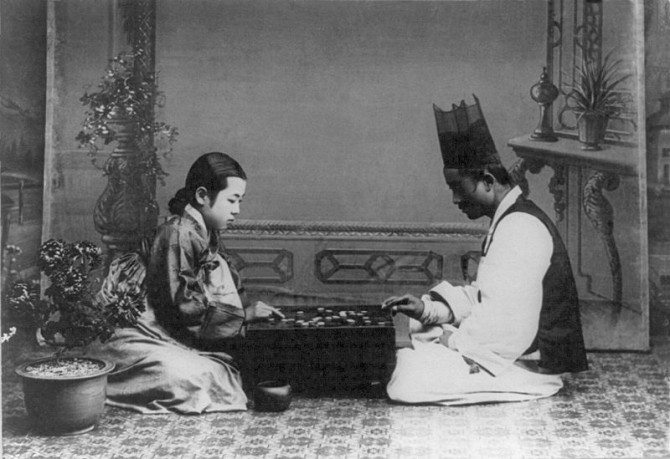 1900년대 초 여성과 남성이 바둑두는 풍경. 신선하게 다가오네요. - 국회도서관 제공